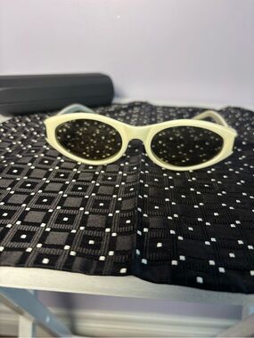 Gucci Vintage GG 2411/S Cream Y2K 90s Retro Sunglasses Made in Italy